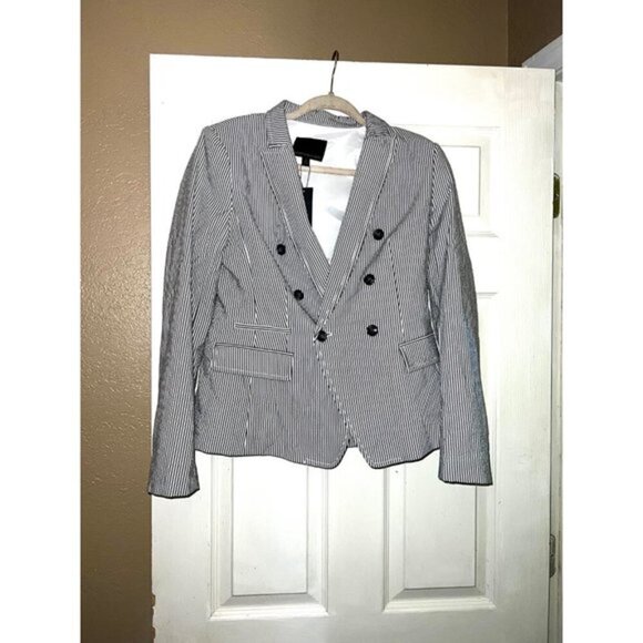 Banana Republic Jackets & Blazers - NWT Banana Republic double breasted blazer in seersucker women’s 4 striped $169
